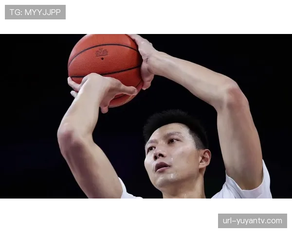 老将易建联现身总决赛场边，与年轻内线交流低位防守心得